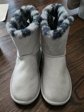 True Craft Light Gray Winter Boots with Faux Fur Cuff